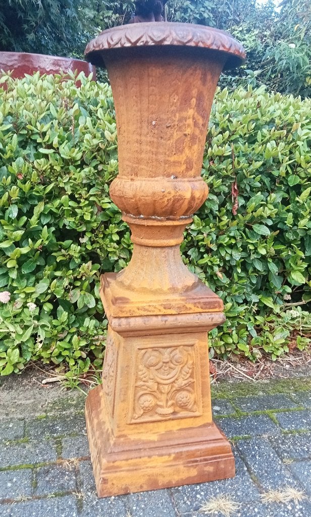 Aparte gietijzeren pot en sokkel vlecht., Tuin en Terras, Ophalen, Rond, Nieuw, Balkon