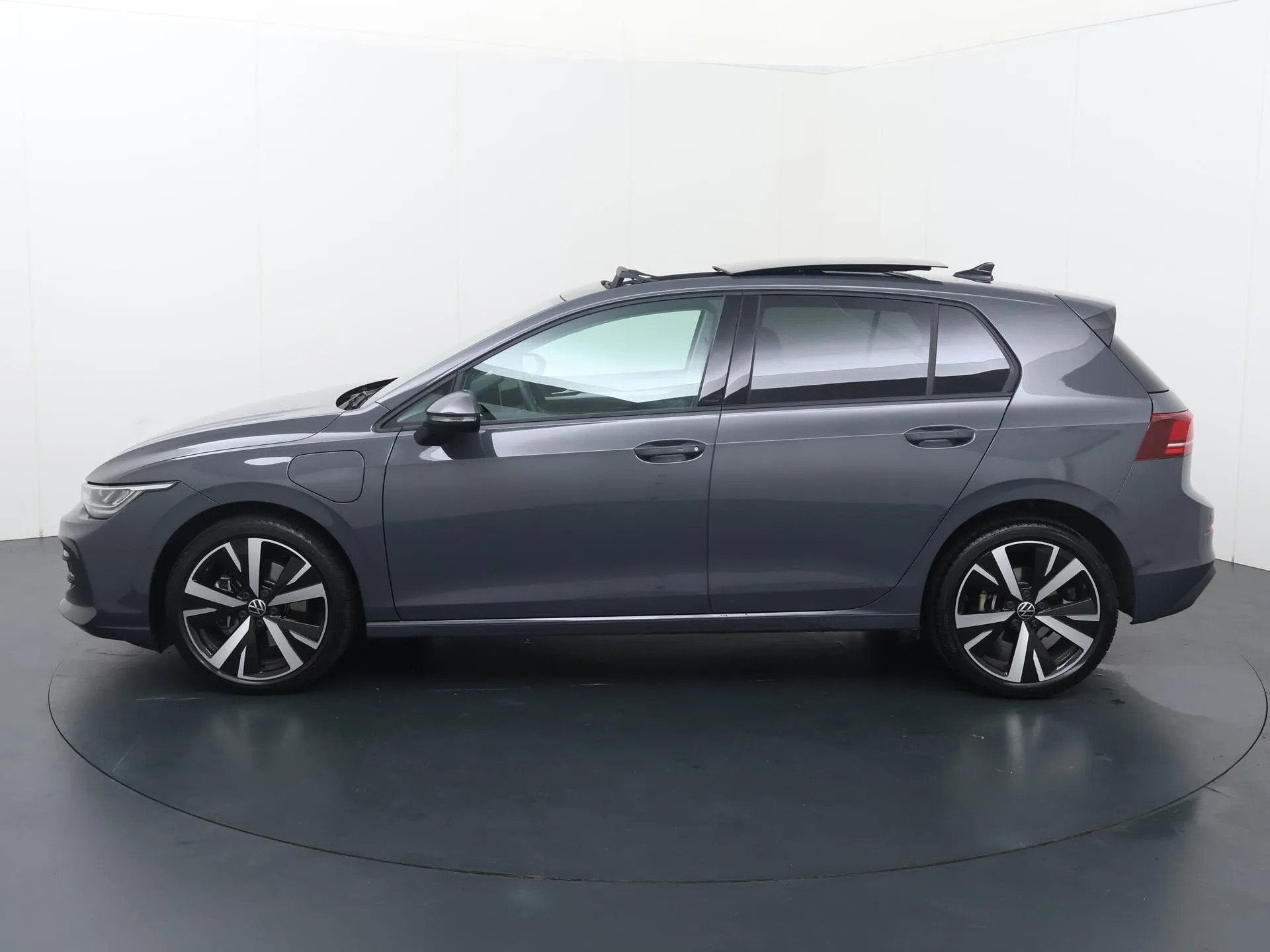 Volkswagen Golf 1.5 eHybrid Life Edition (bj 2025), Automaat, Bedrijf, 1700 kg, Zilver of Grijs