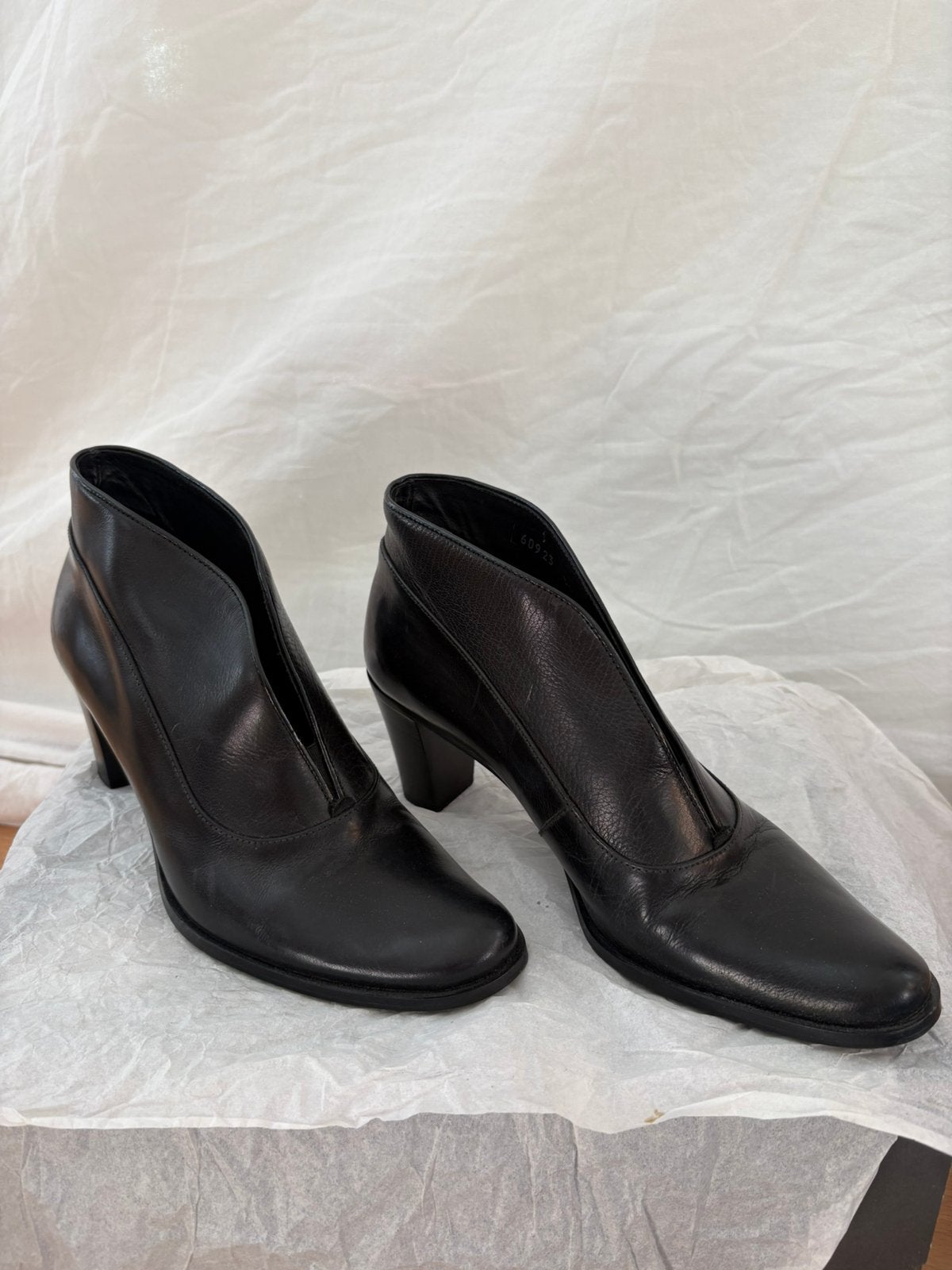 Leuke zwarte korte hakschoenen.Bijenkorf Mt 36, Kleding | Dames, Zwart, Lage of Enkellaarzen, Ophalen of Verzenden, Zo goed als nieuw