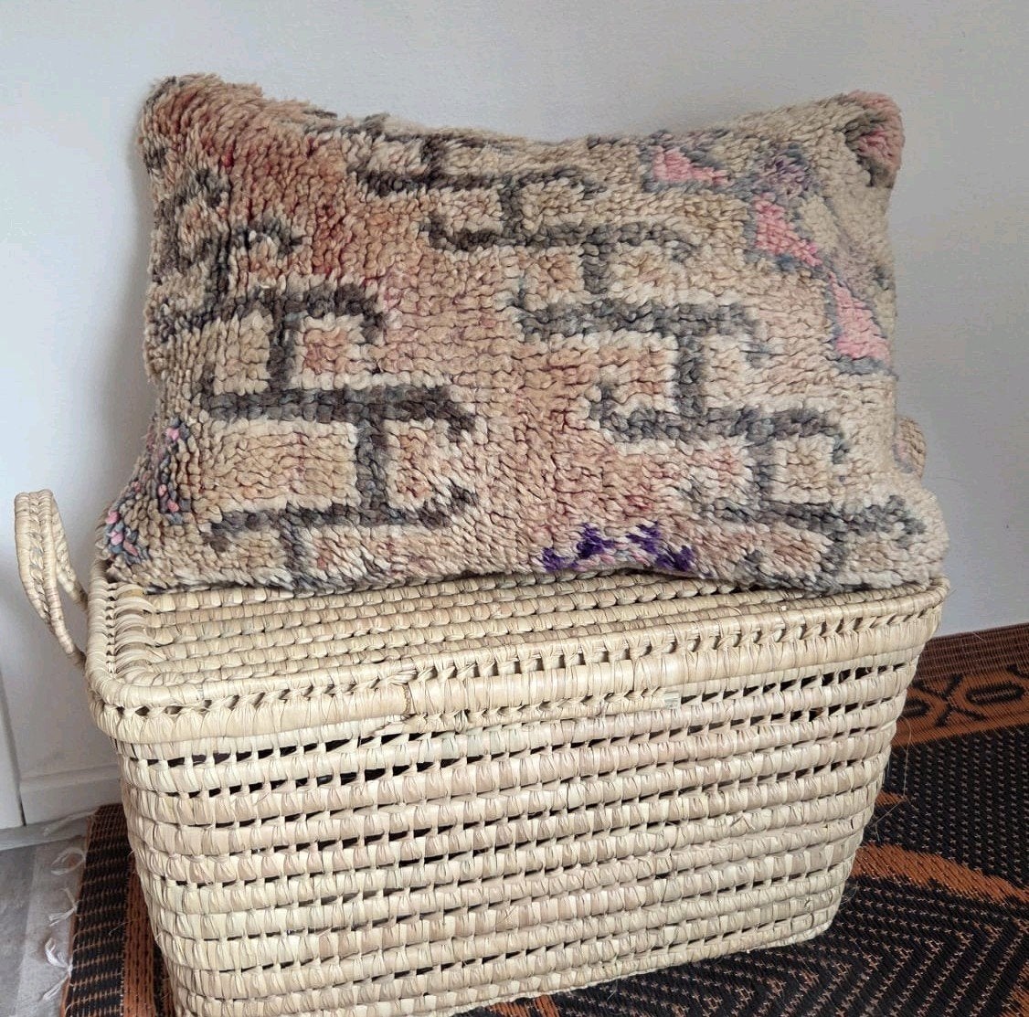 Vintage Marokkaans Berber kussen - Handgemaakt - Roze/Grijs, Huis en Inrichting, Handgemaakt, Overige merken, Gebruikt, Meerkleurig