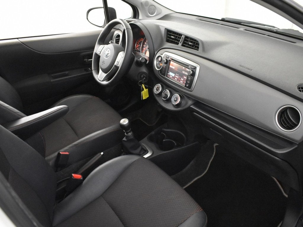Toyota Yaris 1.3 VVT-i Aspiration | Panoramadak | Navigatie, 4 cilinders, Wit, 1329 cc, Bedrijf