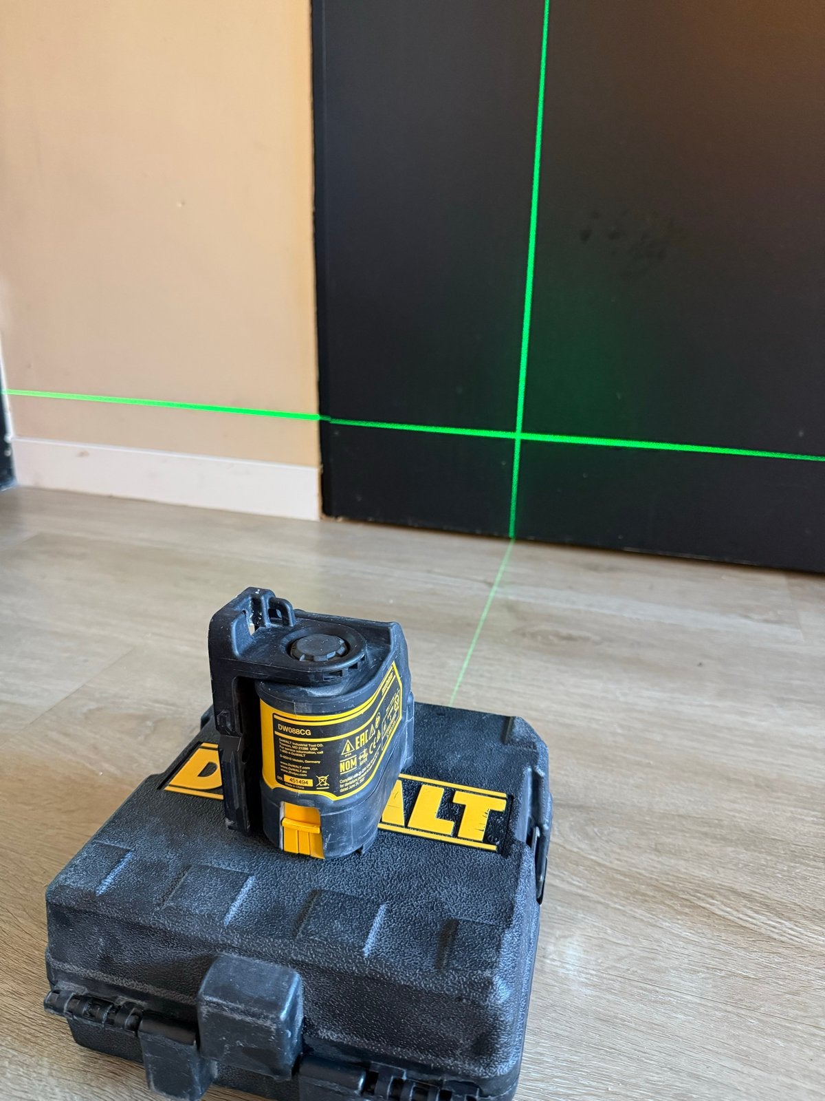 DeWalt DW088CG Groene Kruislijnlaser, Ophalen of Verzenden, Zo goed als nieuw, Licht