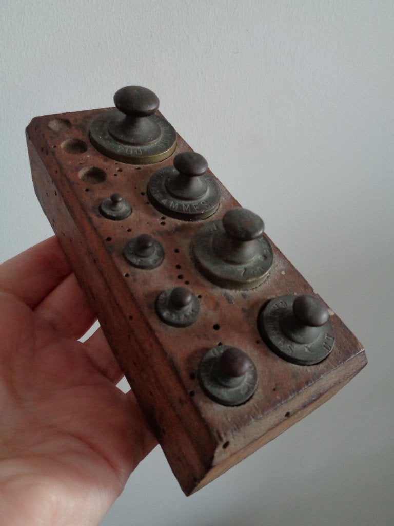 Antieke gewichtjes, set antieke gewichten in houten blok, Ophalen of Verzenden