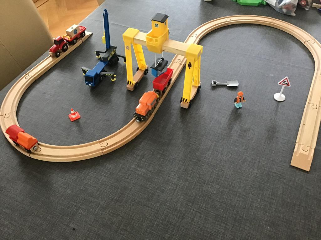 Houten treinbaan, bouwplaats met laadkraan,treintjes e.d., Ophalen, Zo goed als nieuw