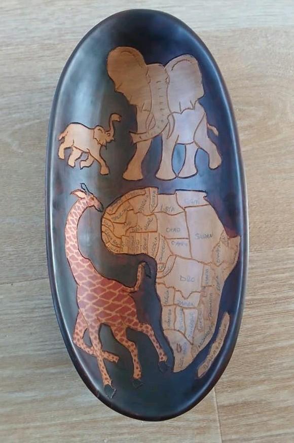 Houten handgesneden schaal met Afrikaanse motieven, Ophalen of Verzenden
