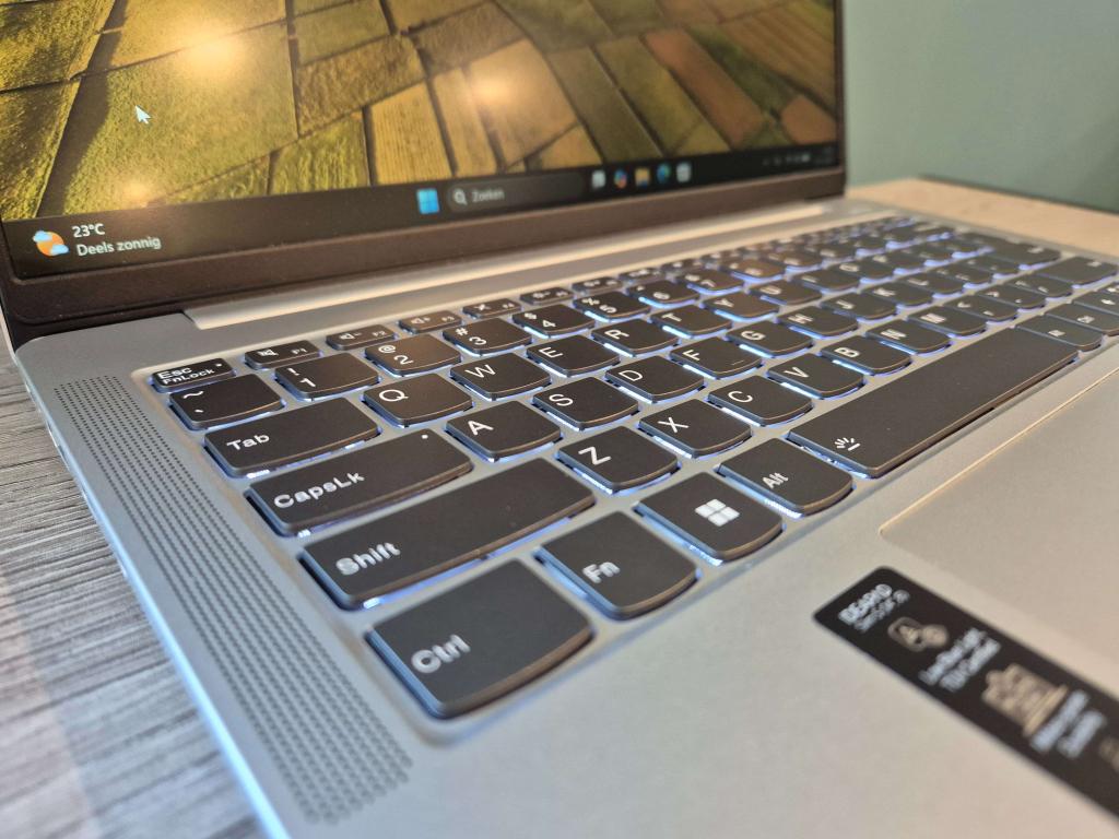 Lenovo IdeaPad Slim 5 14ABR8 | R5 7530, 16GB, 512GB, 14", Niet ingevuld, Gebruikt, Met videokaart, Qwerty