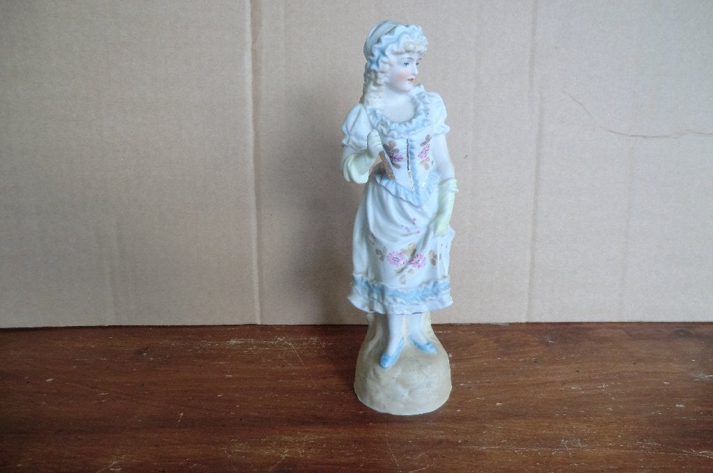 aardewerk beeldje van een jonge vrouw, Antiek en Kunst, Ophalen of Verzenden