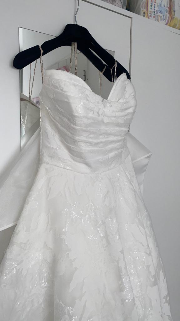 Nieuwe trouwjurk maat 42 – nooit gedragen (Dani van Toll), Kleding | Dames, Ophalen, Overige typen, Wit, Maat 42/44 (L)