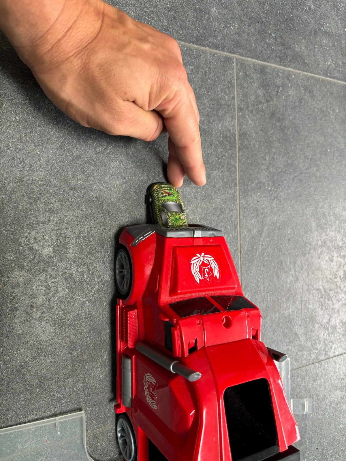 Grote speelgoedtruck met 16 metalen auto's, Kinderen en Baby's, Speelgoed | Speelgoedvoertuigen, Ophalen, Gebruikt