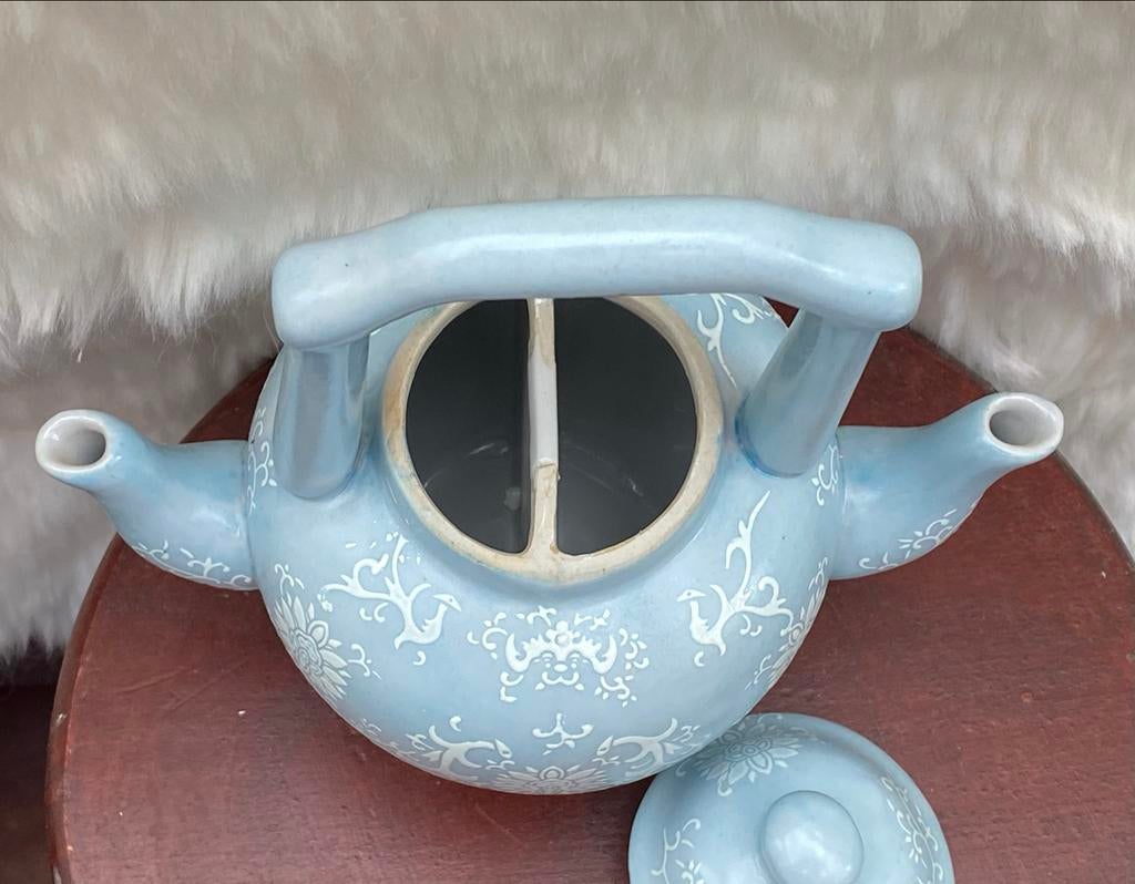 Unieke lichtblauwe theepot met wit bloemmotief, Antiek en Kunst, Ophalen of Verzenden