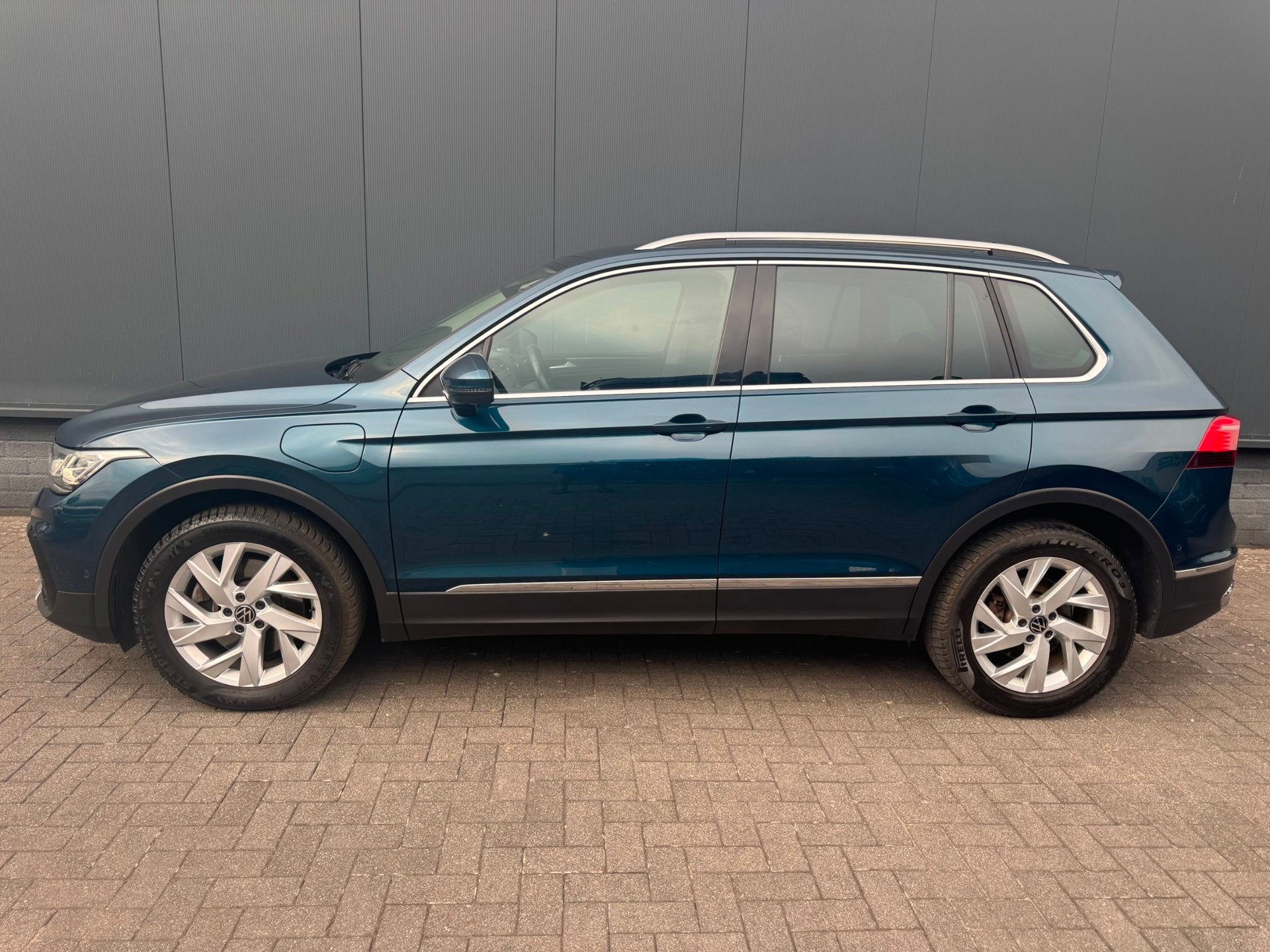 Volkswagen Tiguan 1.4 TSI eHybrid 245Pk 1E Eig!/ACC/Trekhaak, Gebruikt, Zwart, 4 cilinders, Blauw