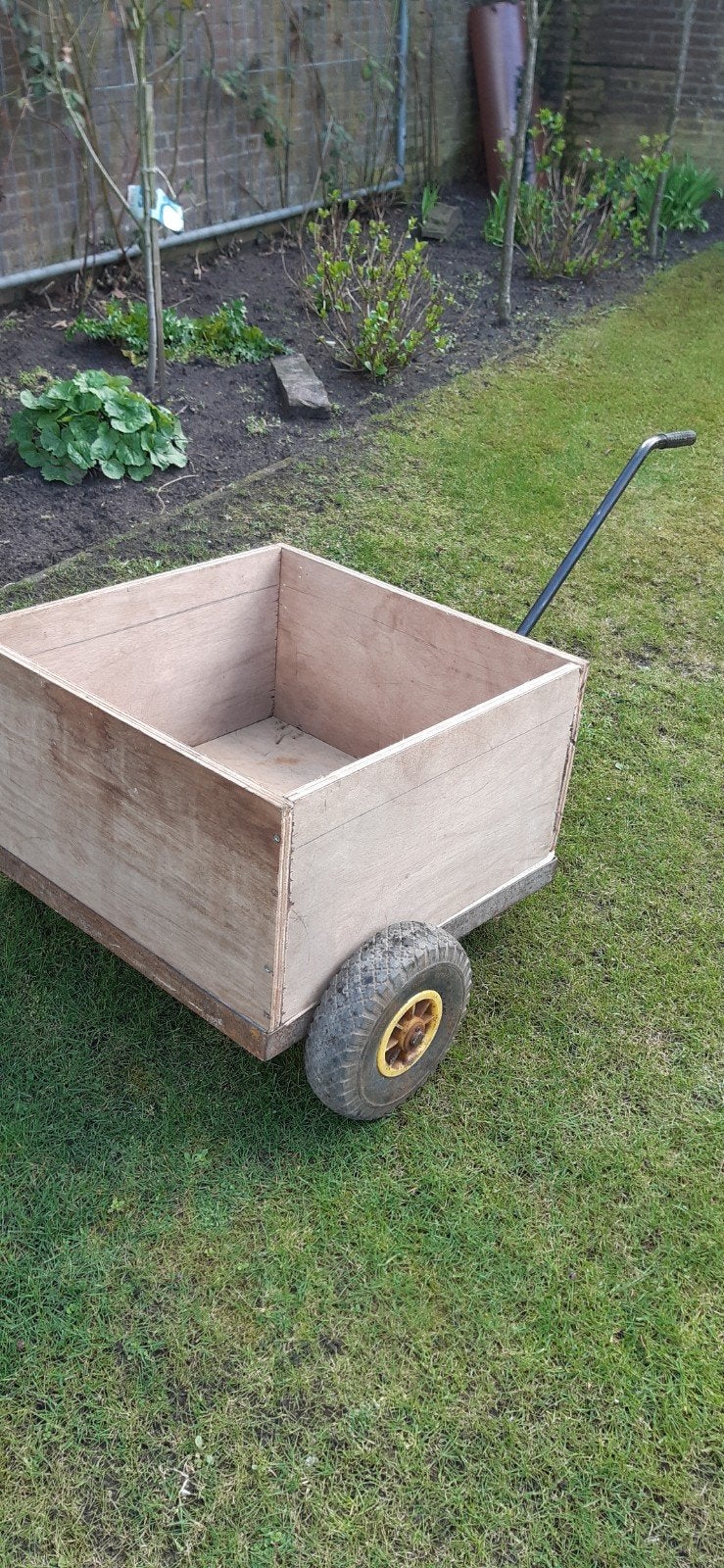 Stevige houten handkar met trekstang voor tuin en erf, Doe-het-zelf en Verbouw, Ophalen, Gebruikt