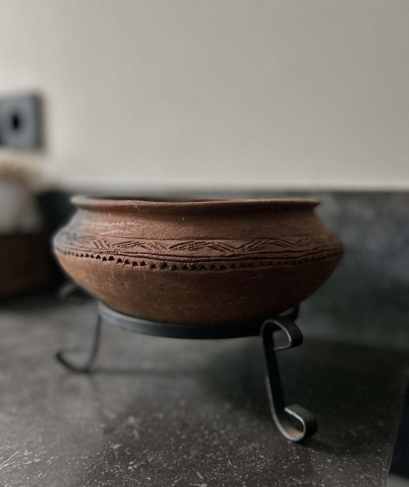 Klein handgemaakt oud terracotta achaaltje op voet Oosters, Antiek en Kunst, Ophalen of Verzenden