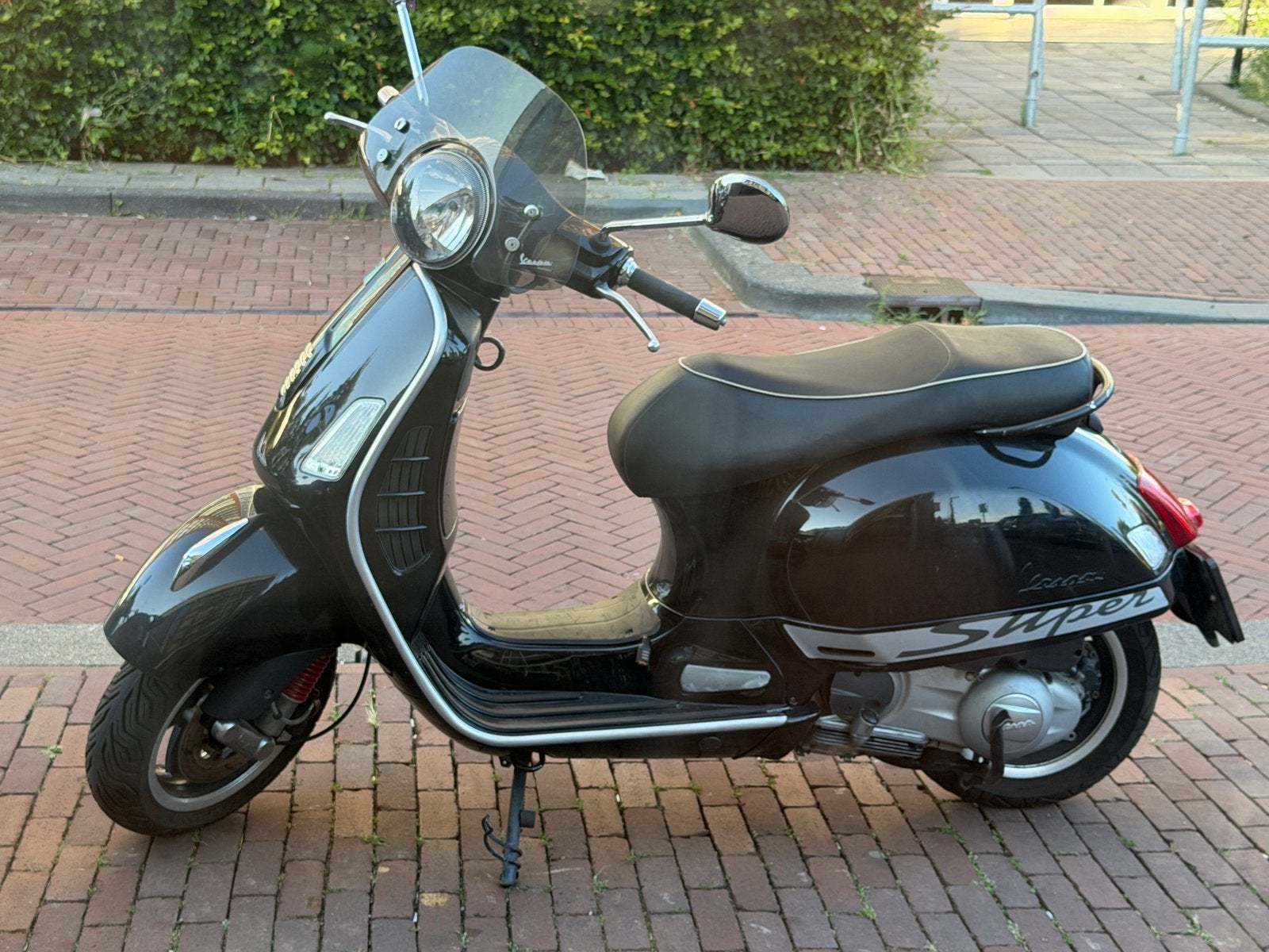Vespa GTS 300 SuperSport - Zwart - Krachtige MotorScooter, Scooter, 300 cc, Particulier