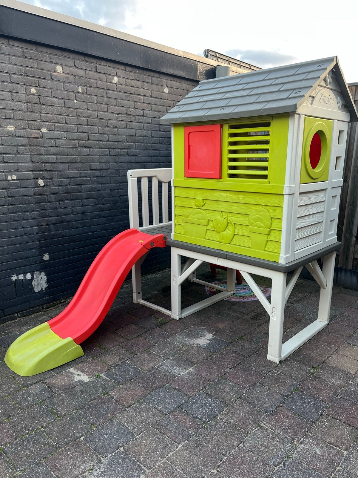 Smoby Speelhuisje met Glijbaan - Zo goed als nieuw, Kinderen en Baby's, Speelgoed | Buiten | Speeltoestellen, Ophalen, Zo goed als nieuw