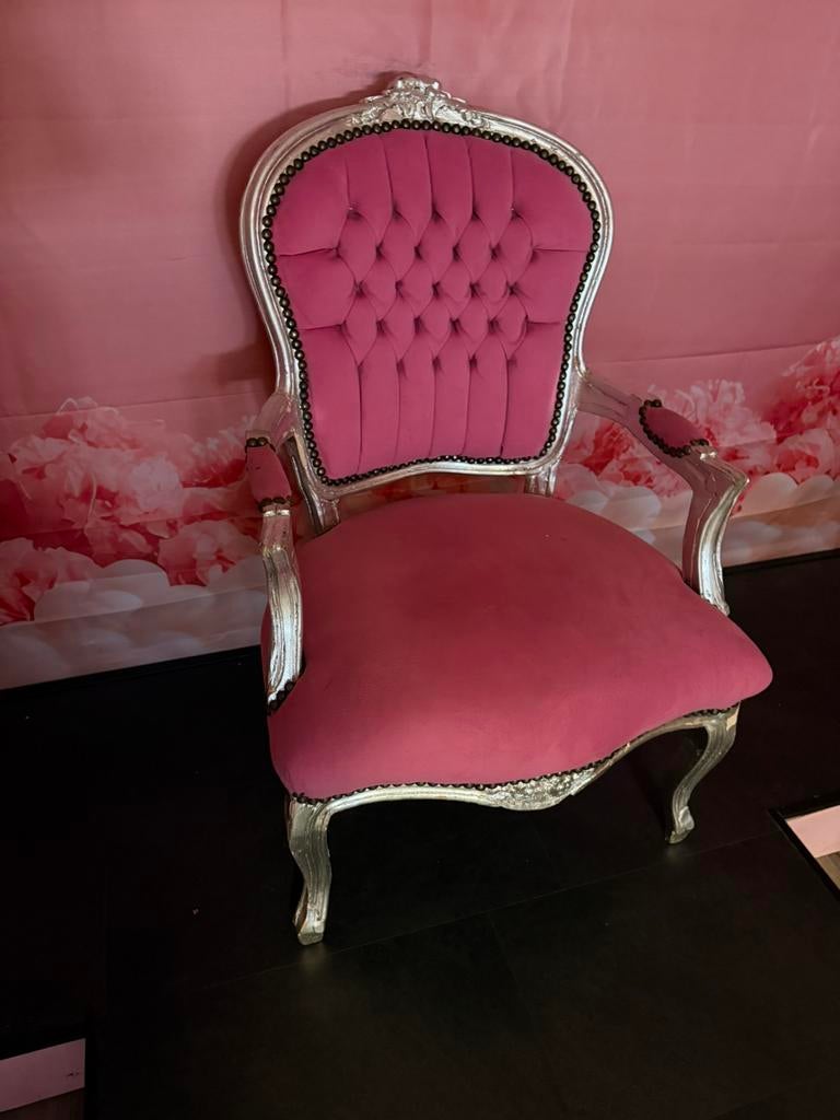 Roze barok stoel, Ophalen