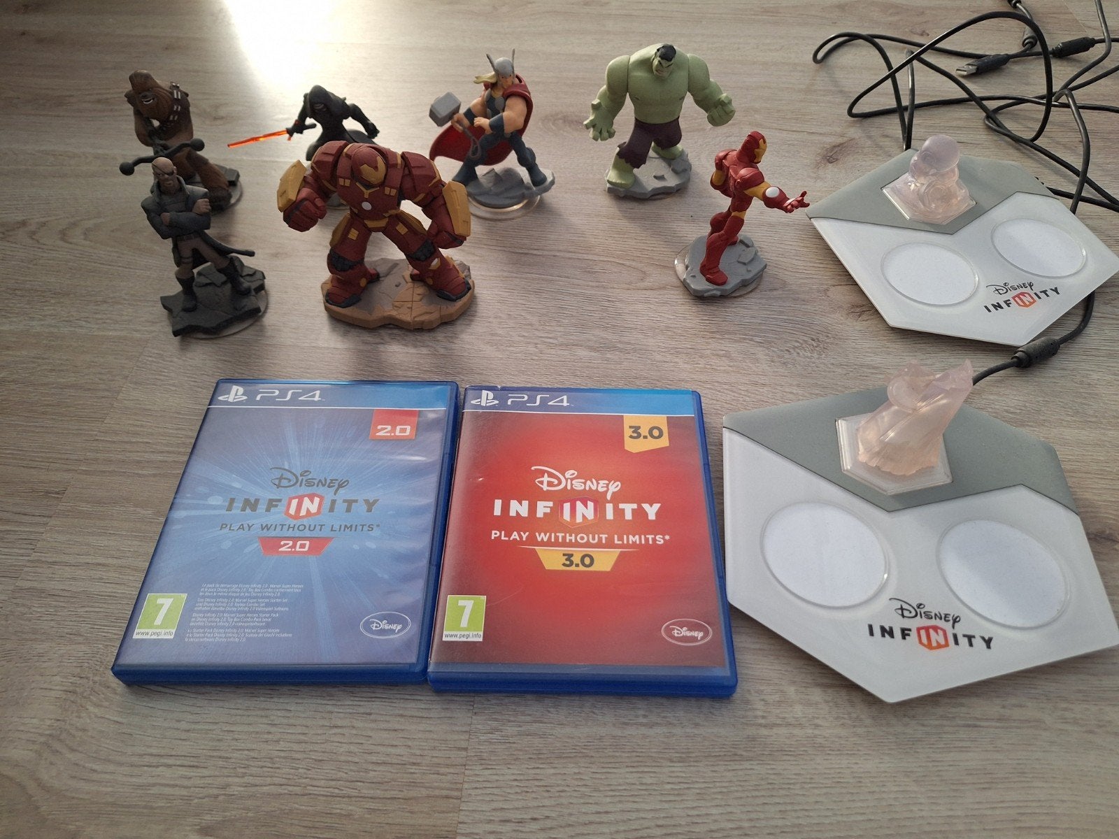 Disney Infinity PS4 Bundel met Veel Figuren en Games, Spelcomputers en Games, Avontuur en Actie, Gebruikt, 2 spelers, Eén computer