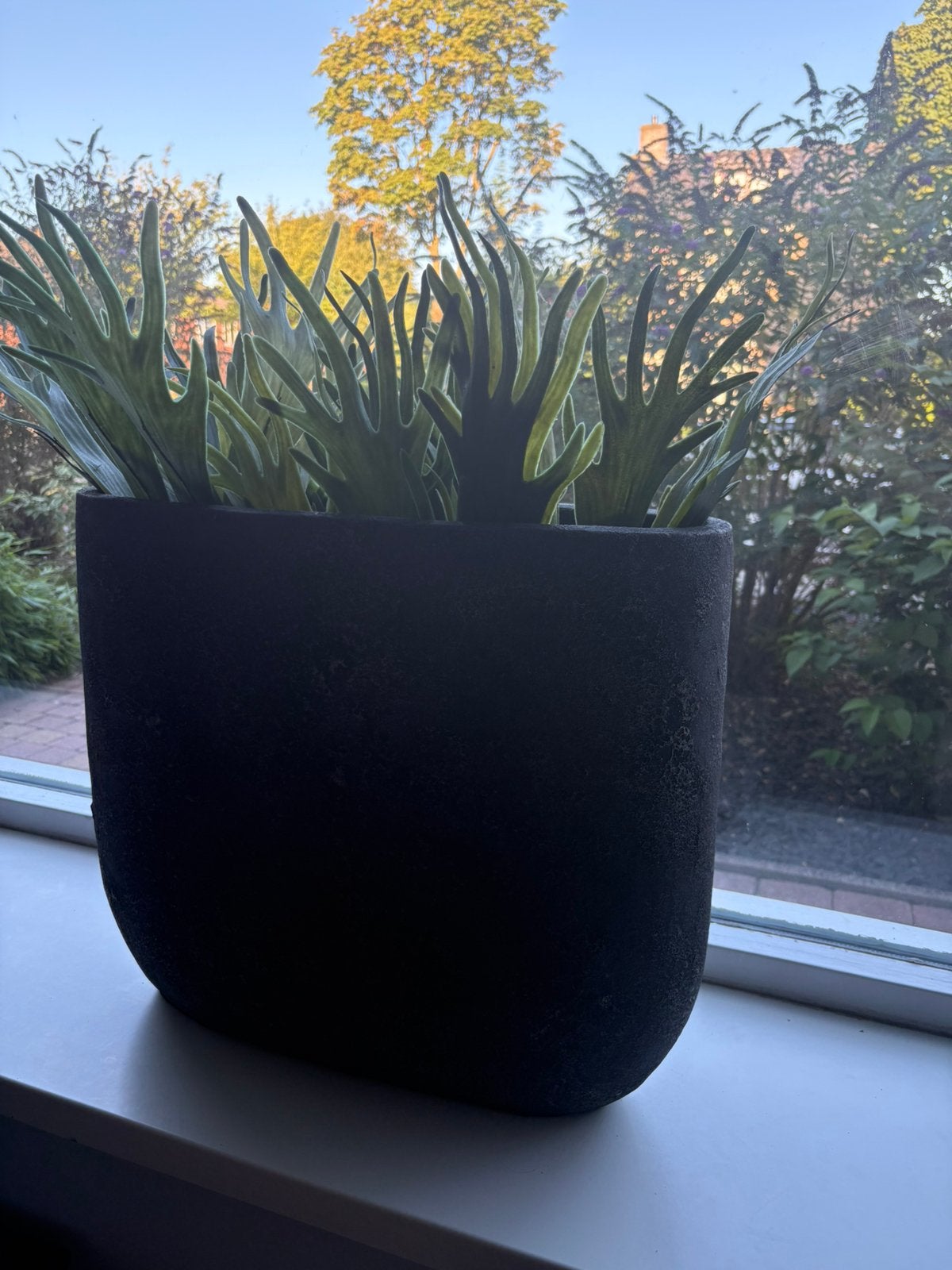 Grote zware pot met drie kunstvarens., Ophalen, Steen, Rond, Zo goed als nieuw