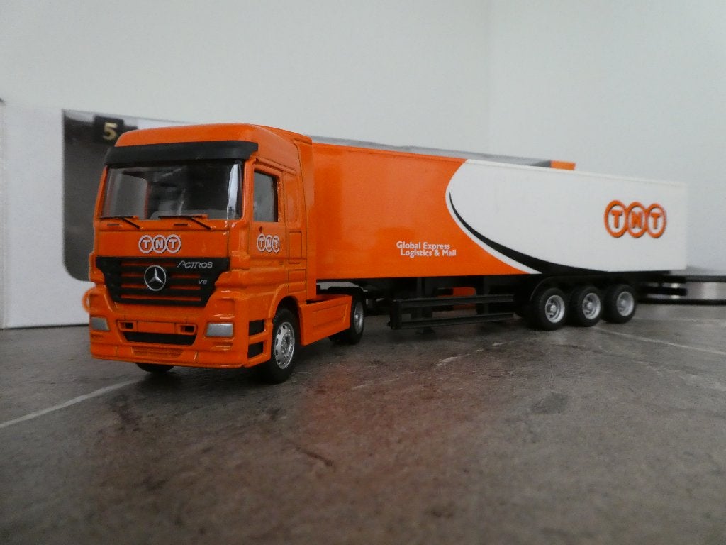 Mercedes V8 actros  schaalmodel   TNT, Hobby en Vrije tijd, Modelbouw | Auto's en Voertuigen, Overige merken, Groter dan 1:32