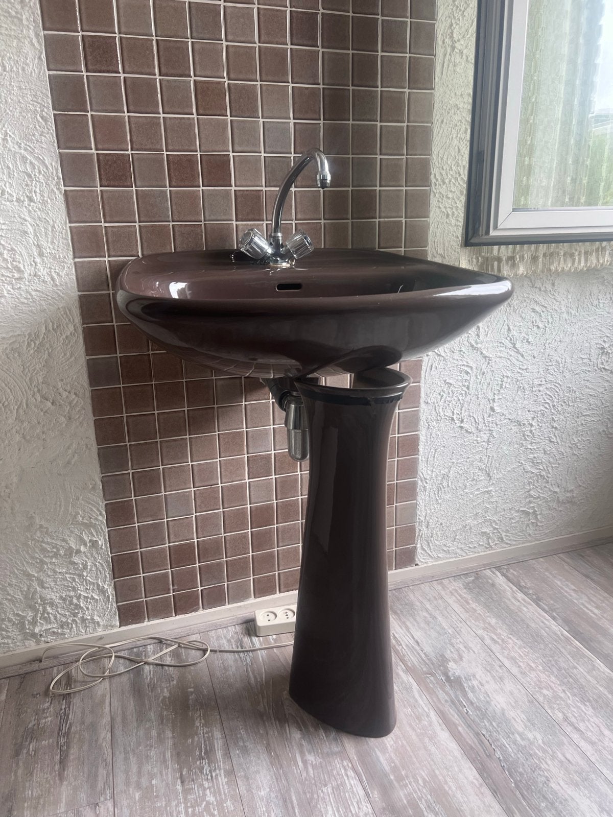 Vintage bruine wastafel met zuil (jaren 70), Ophalen, Zo goed als nieuw, Wastafel