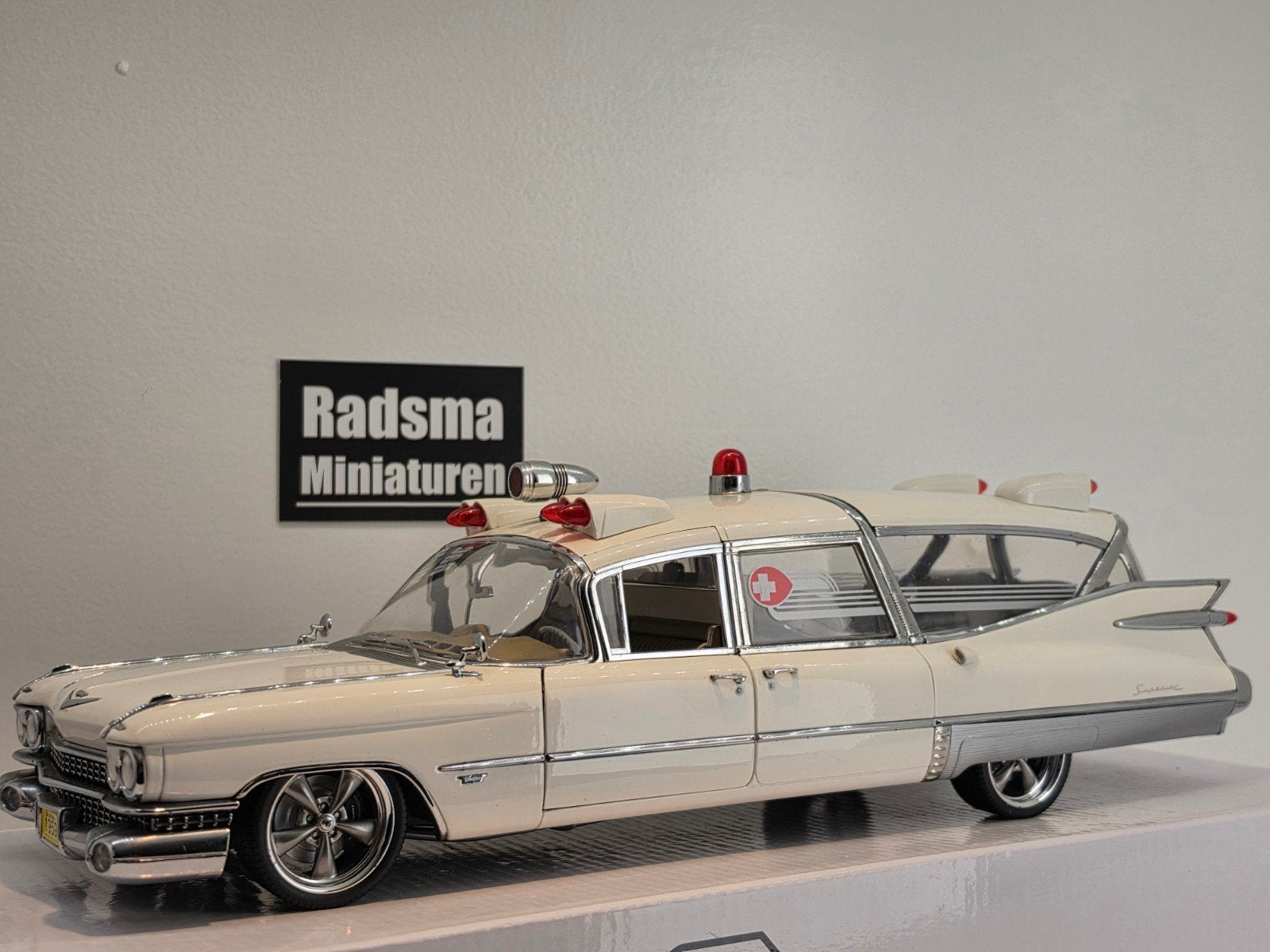 Cadillac Ambulance - Verlaagd + American Muscle wheels 1:18, Hobby en Vrije tijd, Precision Models, Auto, Ophalen of Verzenden