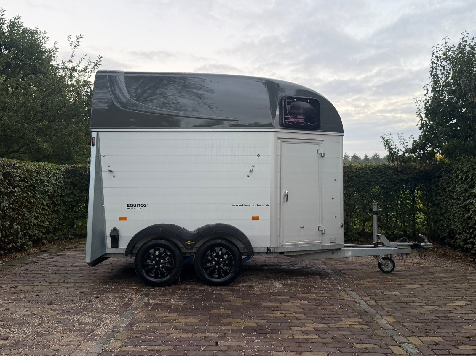 Prachtig mooie humbaur equitos vol aluminium met zadelkamer, Ophalen, Zo goed als nieuw, 2-paards trailer, Info@ttpaardentrailers.nl
