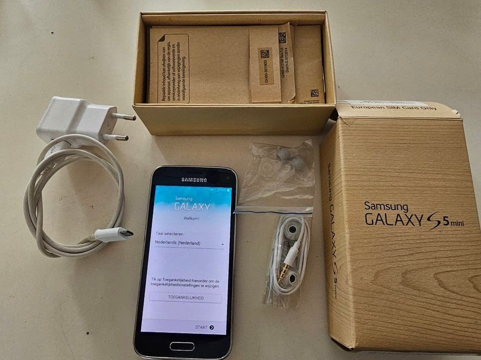 Te koop Samsung S5 mini incl. doos, lader en oordopjes, Ophalen, Zwart