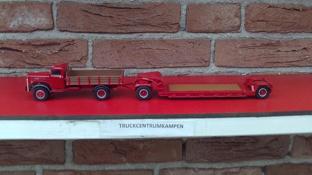 NZG  Scania  Bakwagen  met  aanhanger  van  Nooteboom.