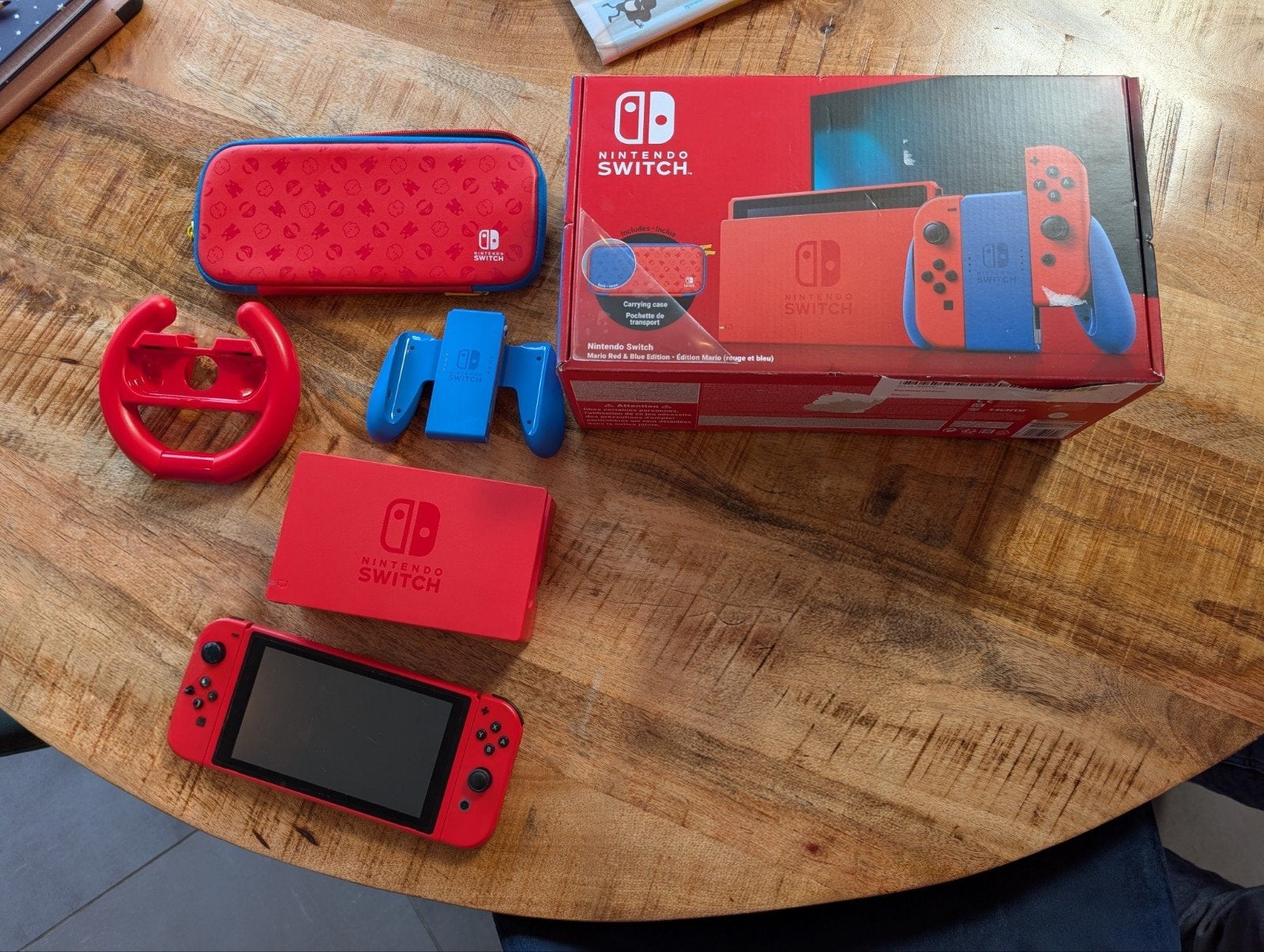 Nintendo Switch 1 Mario editie console, Ophalen of Verzenden, Zo goed als nieuw, Met 2 controllers