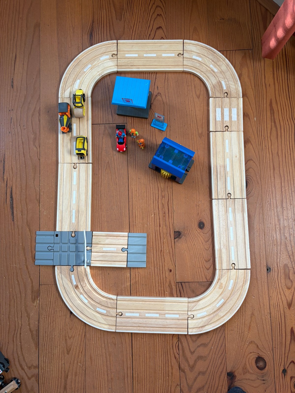 Houten speelgoed treinbaan met auto's en accessoires, Ophalen of Verzenden, Gebruikt, Overige typen