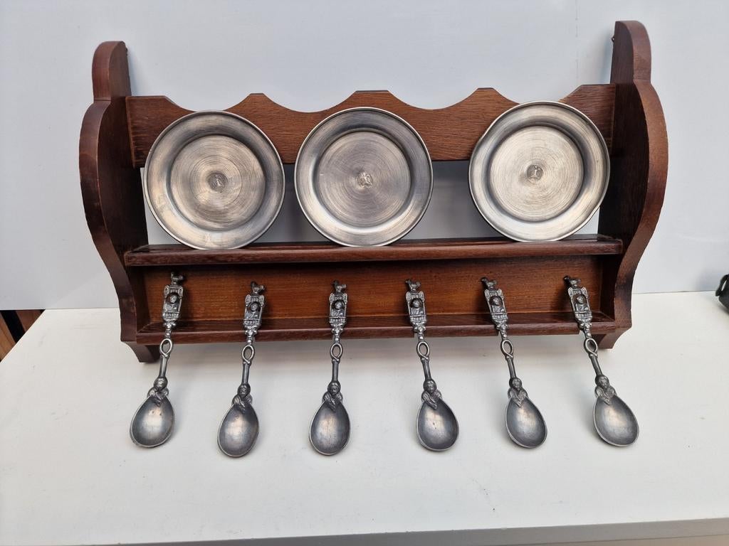 Antieke tinnen lepels en bordjes op houten rek, Antiek en Kunst, Antiek | Tin, Ophalen of Verzenden