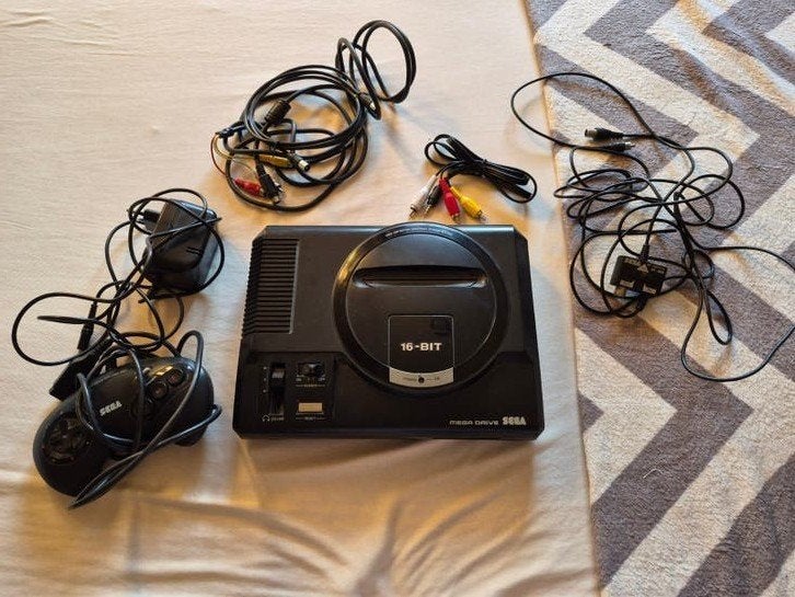 Sega Mega Drive 1 (eerste model) met controller en kabels, Ophalen of Verzenden, Gebruikt, Met 1 controller, Mega Drive