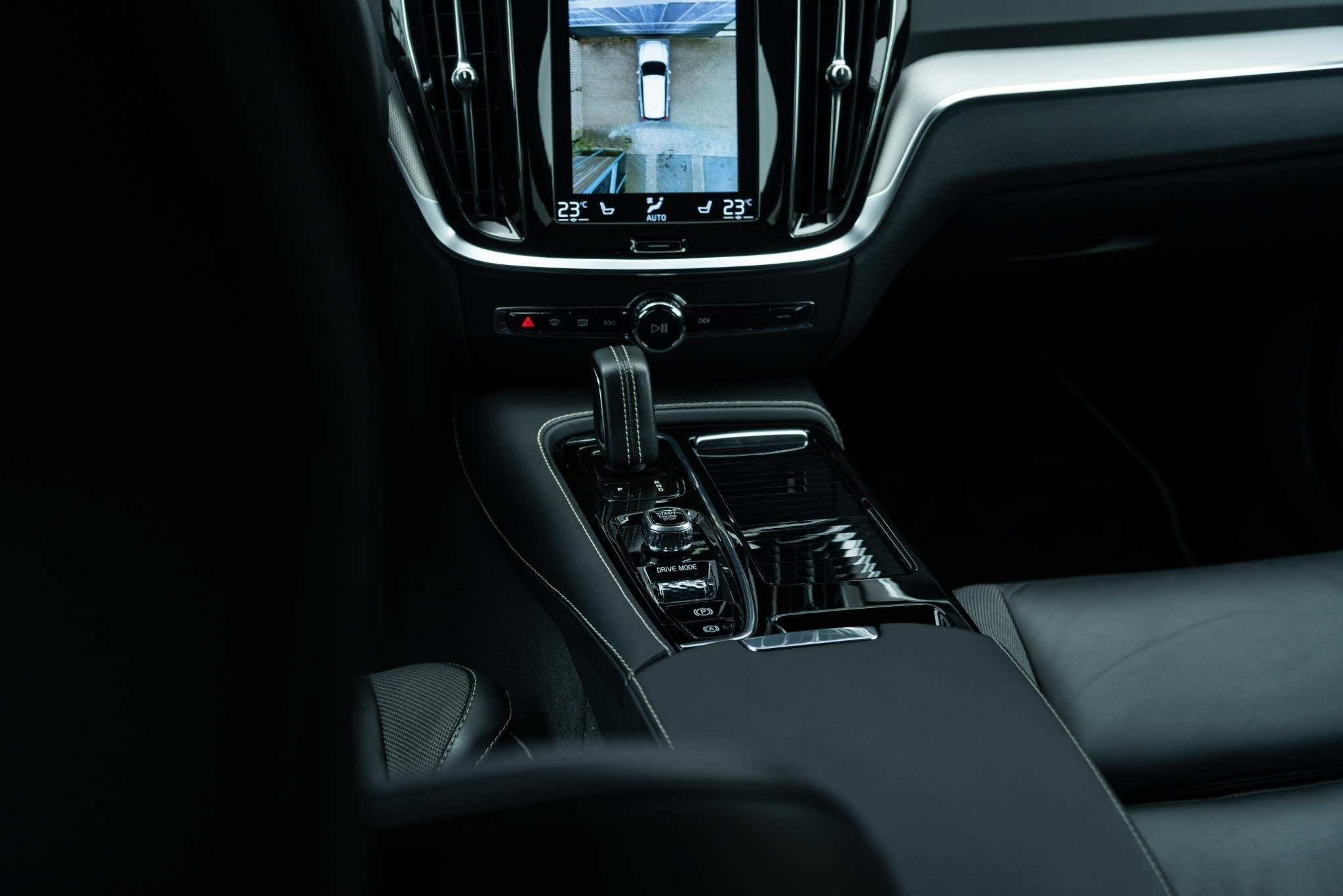 Foto 11 van Volvo V60 2.0 T6 Recharge AWD R-Design | Trekhaak | Adaptiev