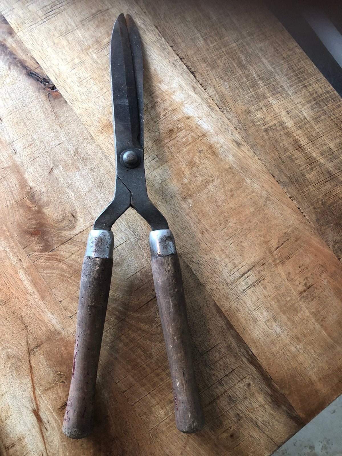 Nostalgische vintage heggenschaar met houten handvatten, Ophalen of Verzenden, Zo goed als nieuw, Benzine