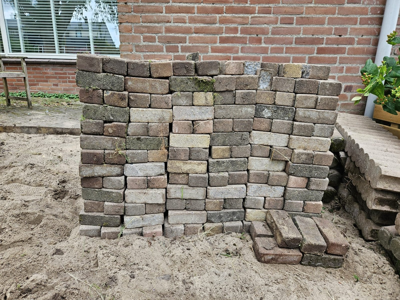 Gratis af te halen: betonnen straatklinkers + opsluitbanden, Tuin en Terras, Tegels en Klinkers, Ophalen, Gebruikt, Klinkers, 10 m² of meer