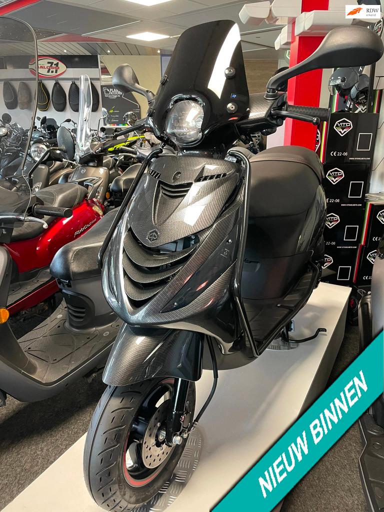 Piaggio Zip SP 45 km E5 CARBON ALPHA LED BETAAL met in3, Zip, P, P
p  p, NL, Benzine