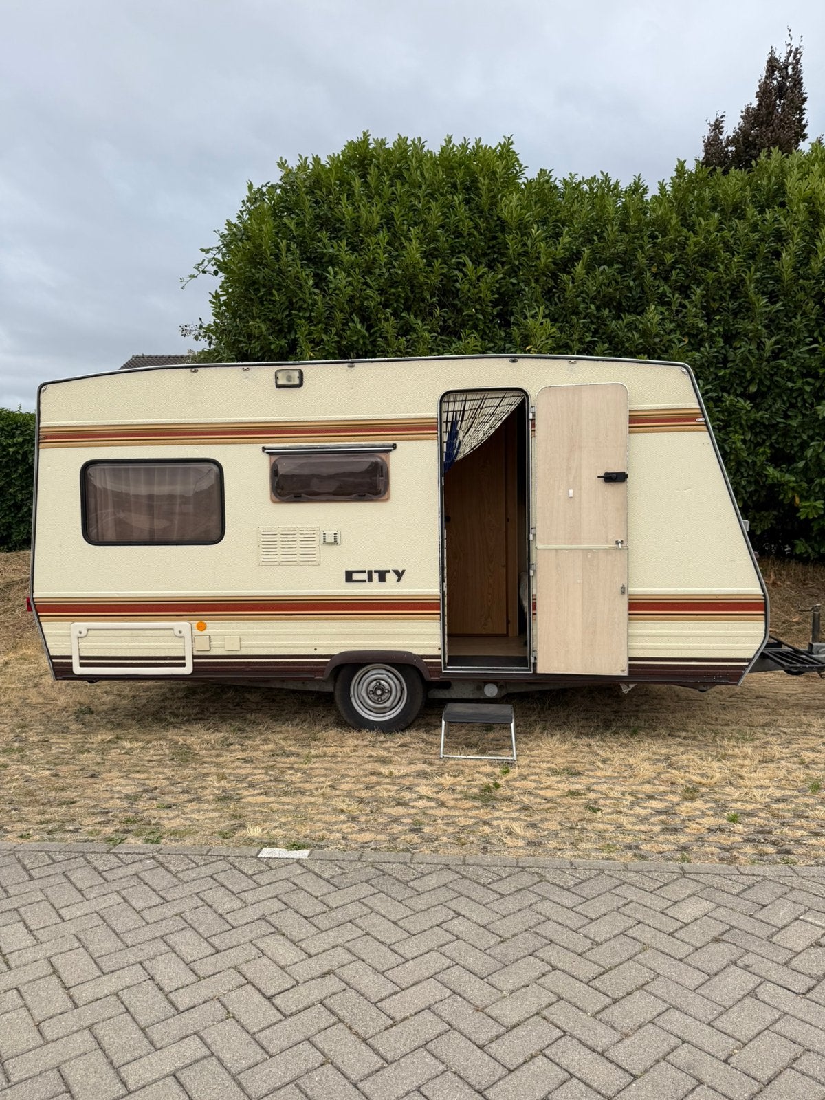 Burstner City 4353 voortent met luifel, Rondzit, Hefbed, Particulier, Bürstner
