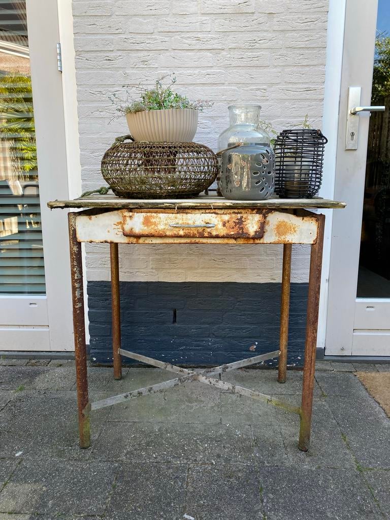 Retro buiten tafeltje met lade en mooie patina, Gebruikt, 50 tot 100 cm, Retro classic industrieel, Ophalen
