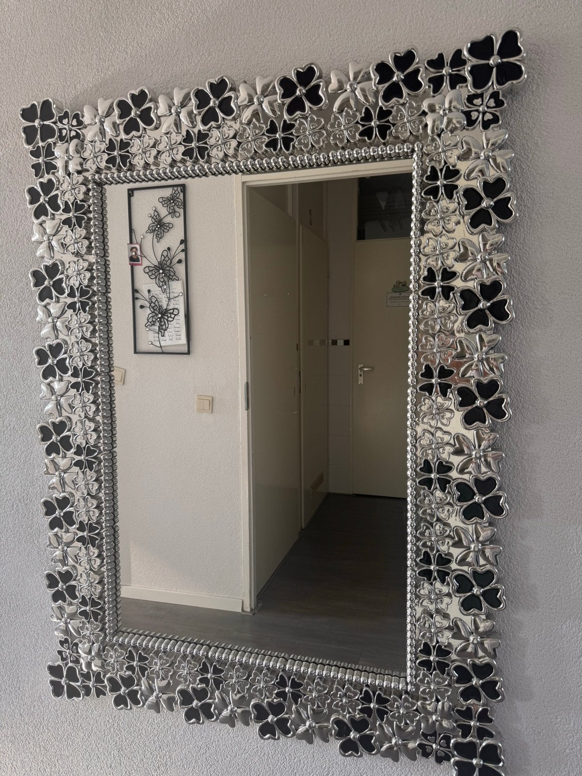 Spiegel met zilverkleurige en zwarte klavertjes, Ophalen, 100 tot 150 cm, Zo goed als nieuw, 75 tot 100 cm