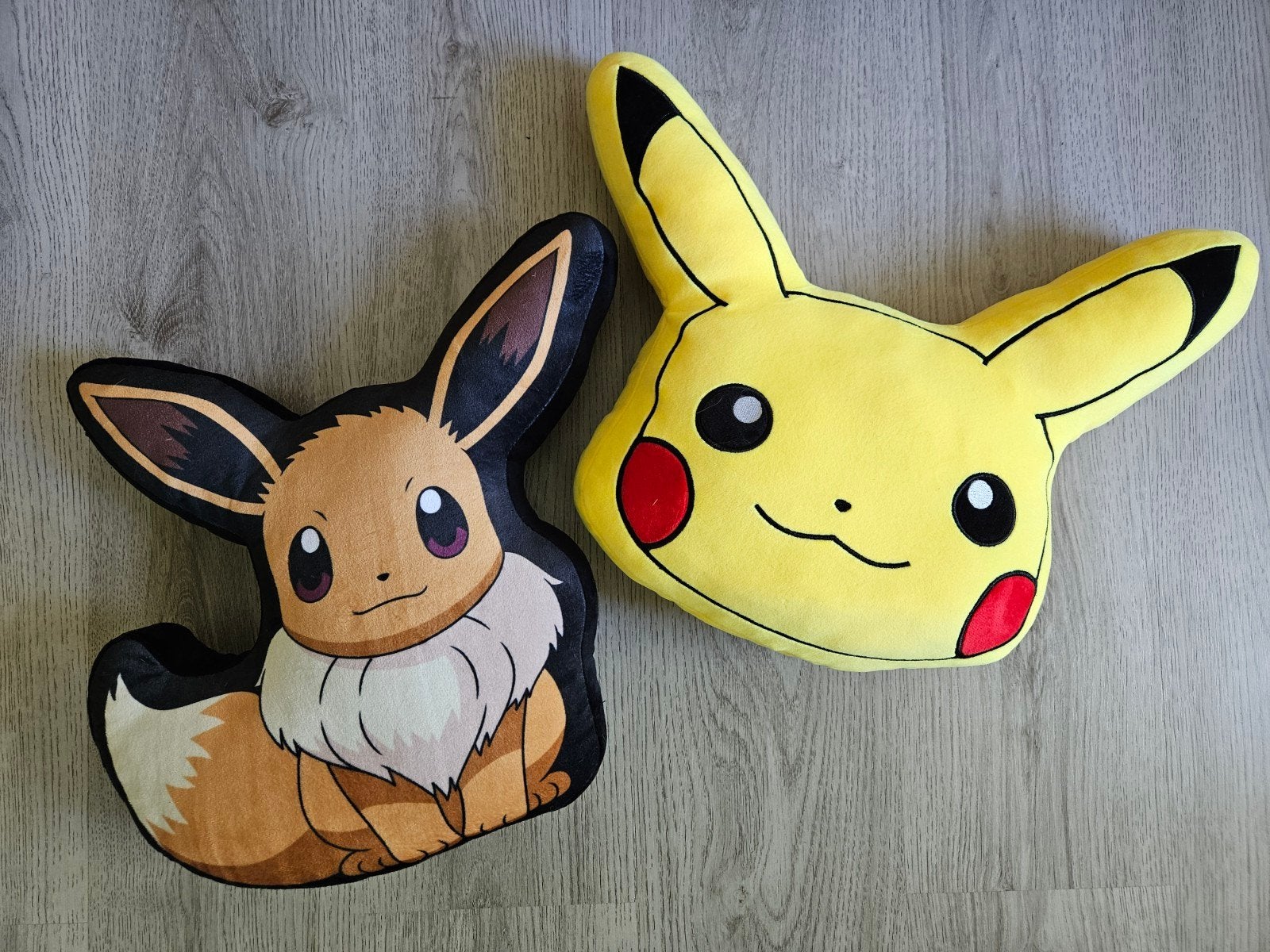 Pokemon kussens Pikachu en Eevee, Ophalen of Verzenden, Zo goed als nieuw, Geel, Overige vormen