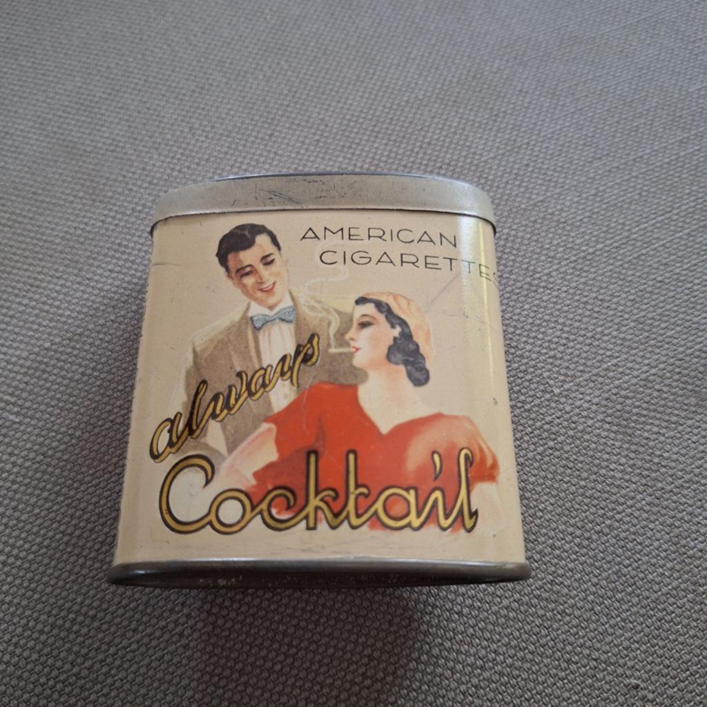 Antiek sigarettenblikje "Cocktail American Cigarettes", Antiek en Kunst, Antiek | Overige Antiek, Ophalen of Verzenden