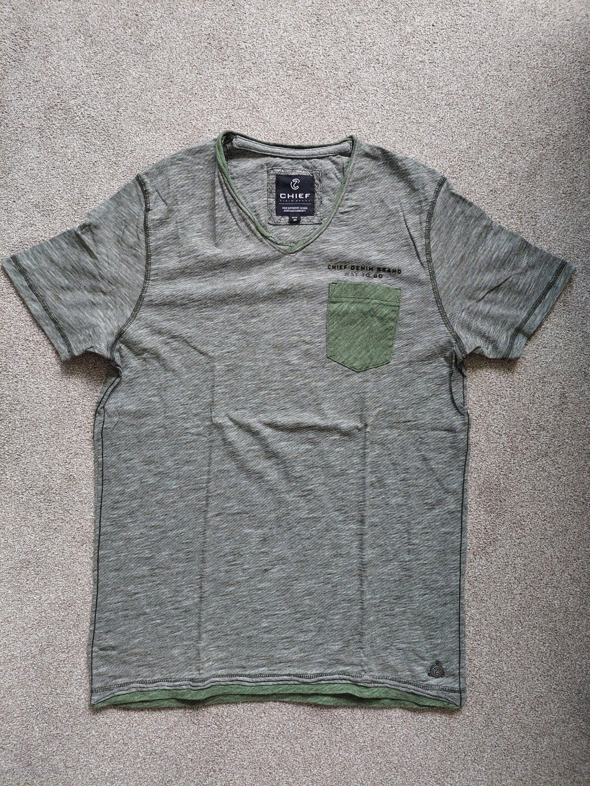 NIEUW - Chief - groen gemêleerd v-hals t-shirt - maat m, Chief Denim Brand, Maat 48/50 (M), Ophalen of Verzenden, Zo goed als nieuw