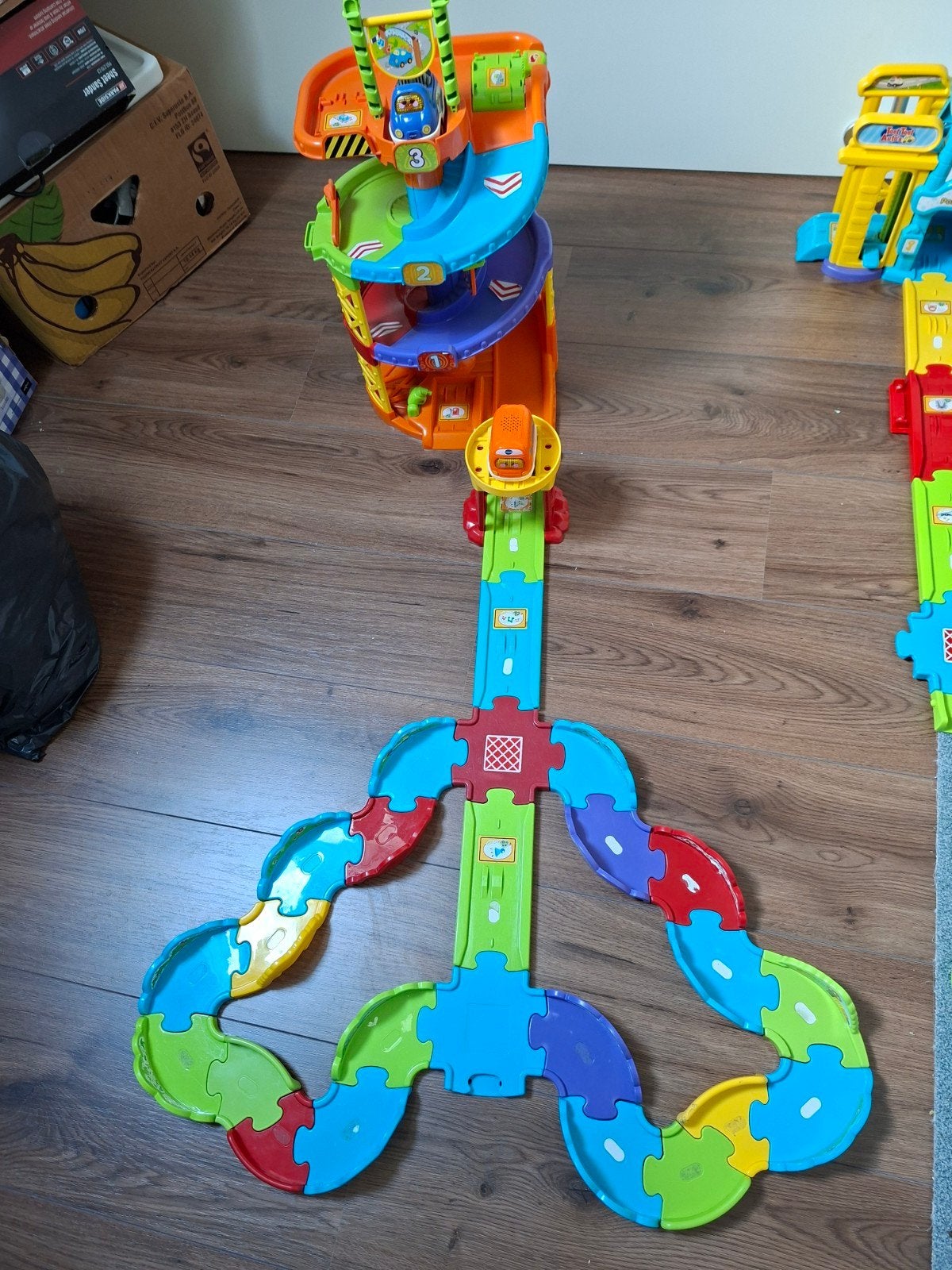 V-tech toet-toet parkeertoren met extra banen en 2 auto's, Kinderen en Baby's, Speelgoed | Vtech, Ophalen of Verzenden, Gebruikt