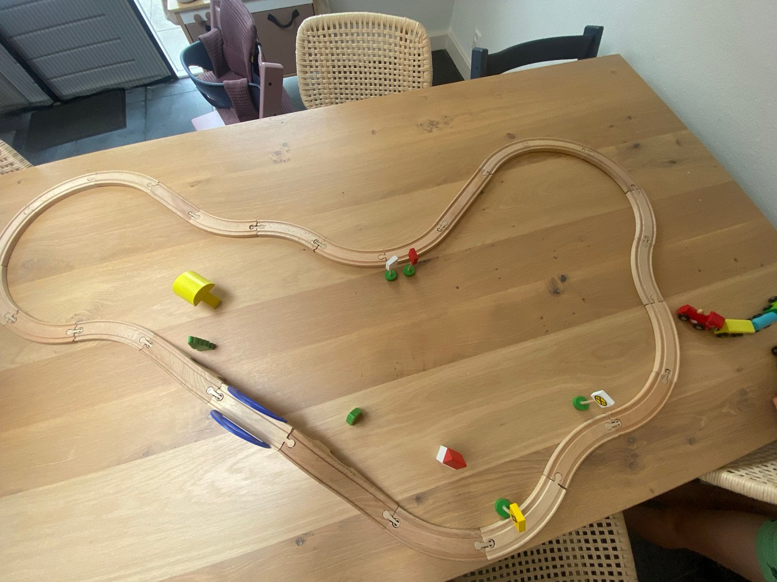 Houten treinbaan met treinen en accessoires, Ophalen, Gebruikt, Rij- of Hobbelspeelgoed