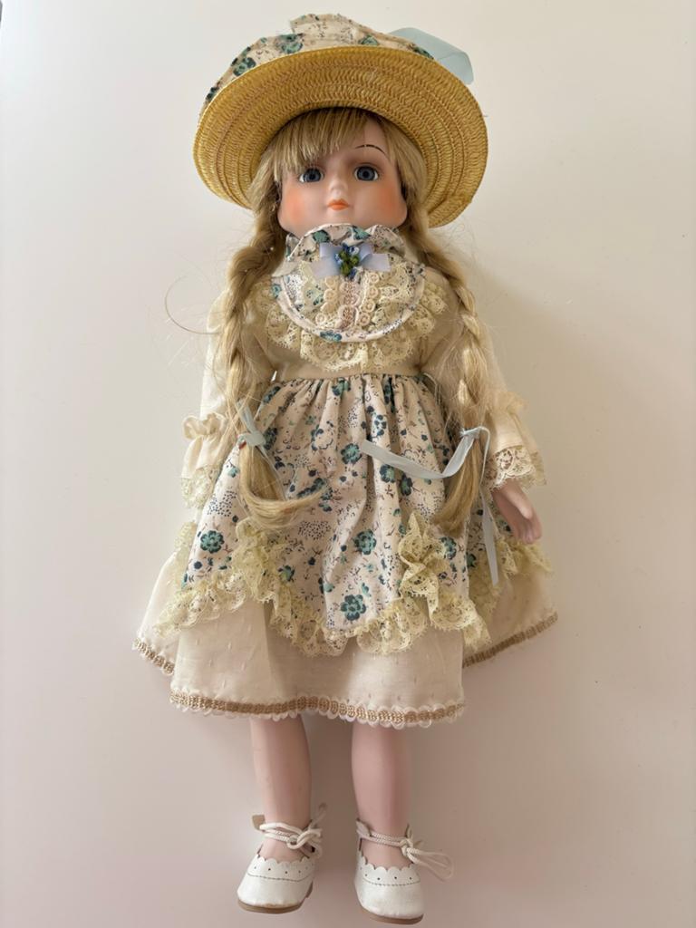 Vintage Porseleinen Pop met Strohoed en Bloemenjurk, Ophalen of Verzenden, Zo goed als nieuw, Pop, Levensecht of Reborn