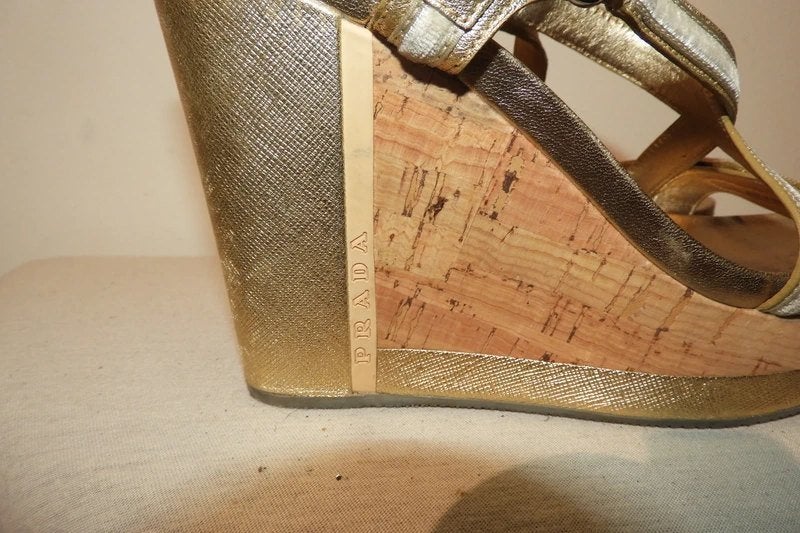Prada gouden sandalen sleehak merk op de zijkant zool 39, Overige kleuren, Prada, Verzenden, Sandalen of Muiltjes