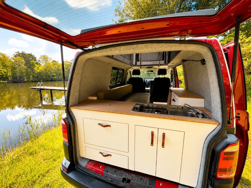 Volkswagen T5 L1 Buscamper - nieuw interieur - keuken achter, Buscamper of Camperbus, Volkswagen, Tot en met 2, Bedrijf