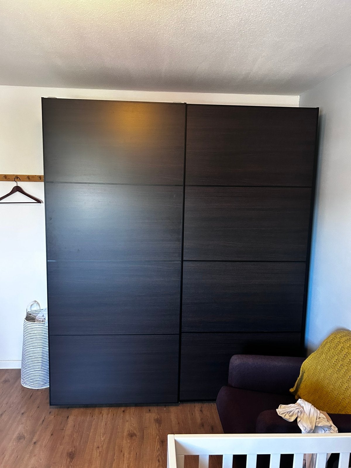 Grote kledingkast: IKEA PAX Kast zwartbruin met schuifdeuren, Huis en Inrichting, Kasten | Kledingkasten, Gebruikt, 200 cm of meer