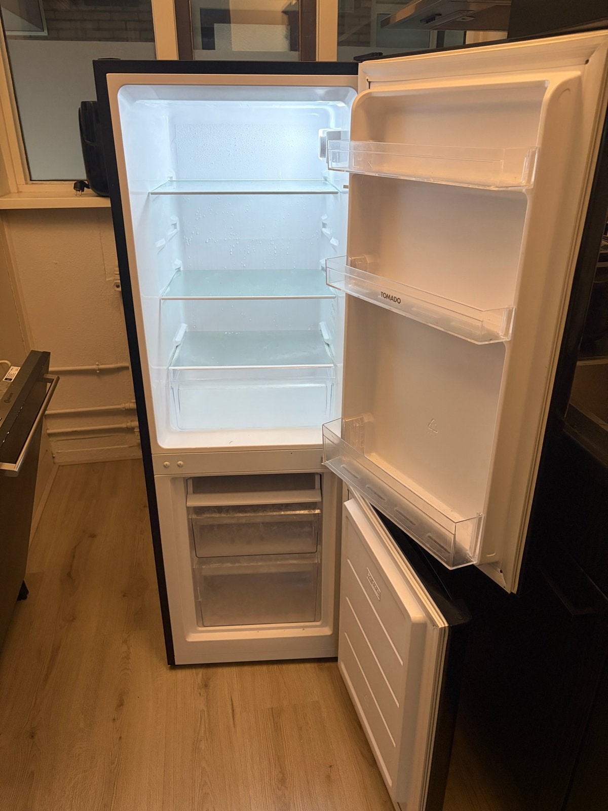 Foto 3 van Tomado koelkast met vriesvak - Zwart,