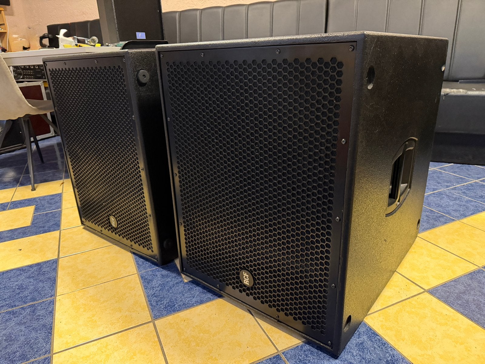 2x RCF 8004 with Bluewheels & Cover, Subwoofer, Zo goed als nieuw, 120 watt of meer, Ophalen